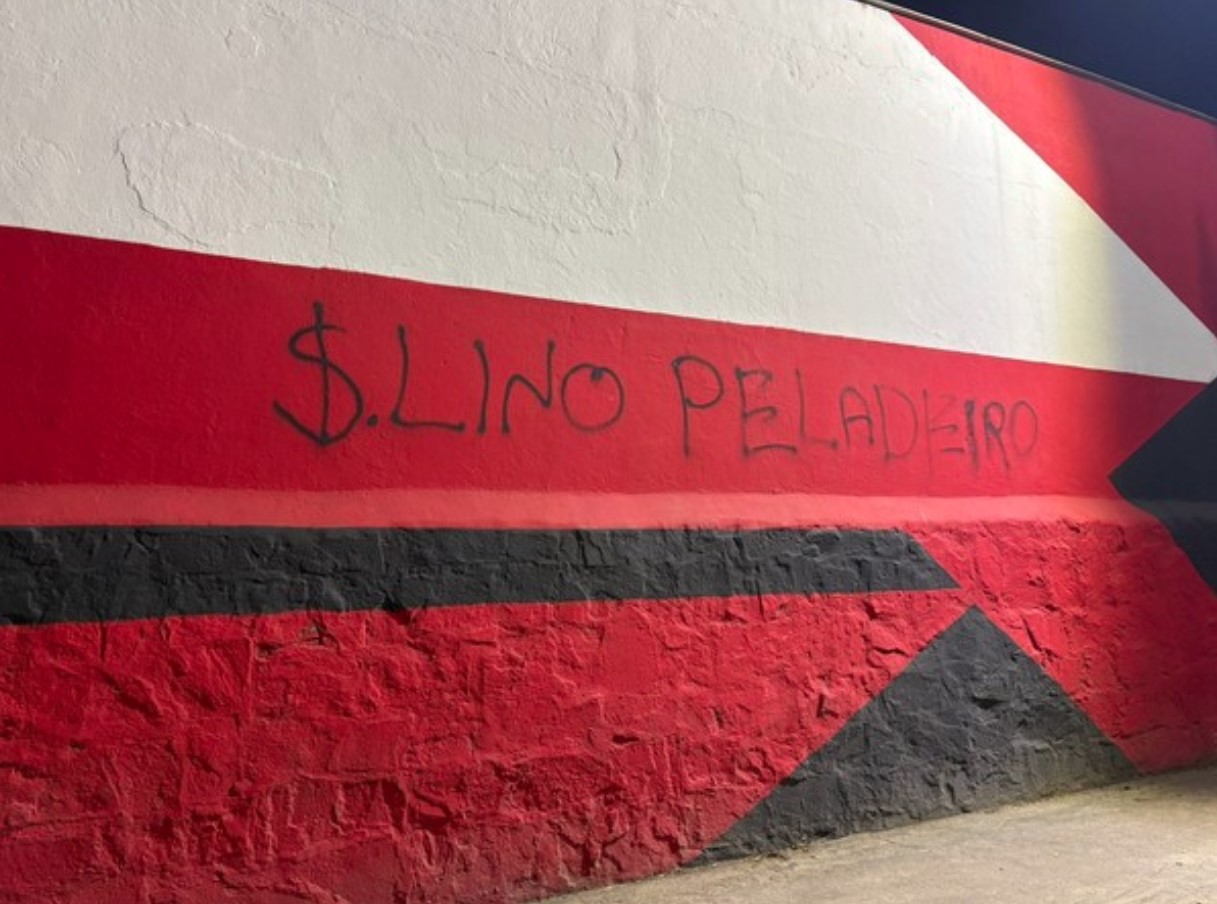Torcedores picharam o muro da Gávea criticando o jogador 