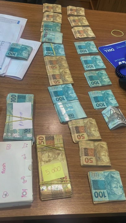Dinheiro apreendido durante a operação