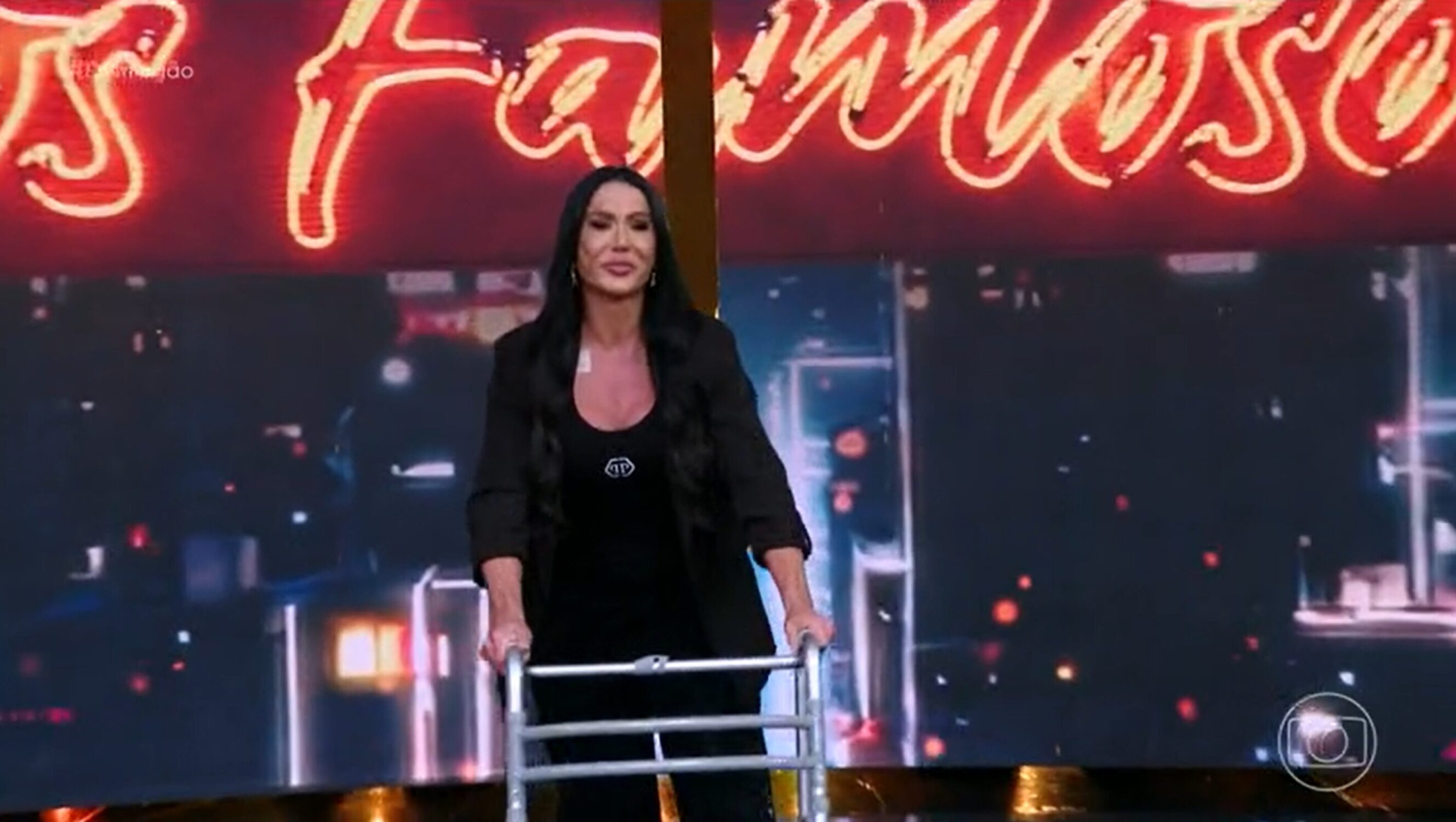 Gracyanne Barbosa chega ao 'Domingão Com Huck' com auxílio de andador após lesão na 'Dança dos Famosos'.