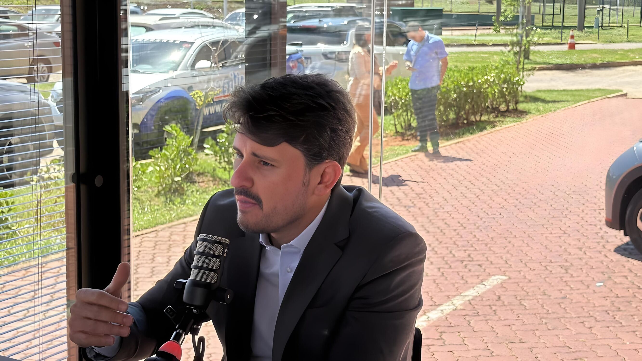 Durante entrevista, Thalles Tomazelli destaca importância do contato direto com a população para resolver os problemas do município.