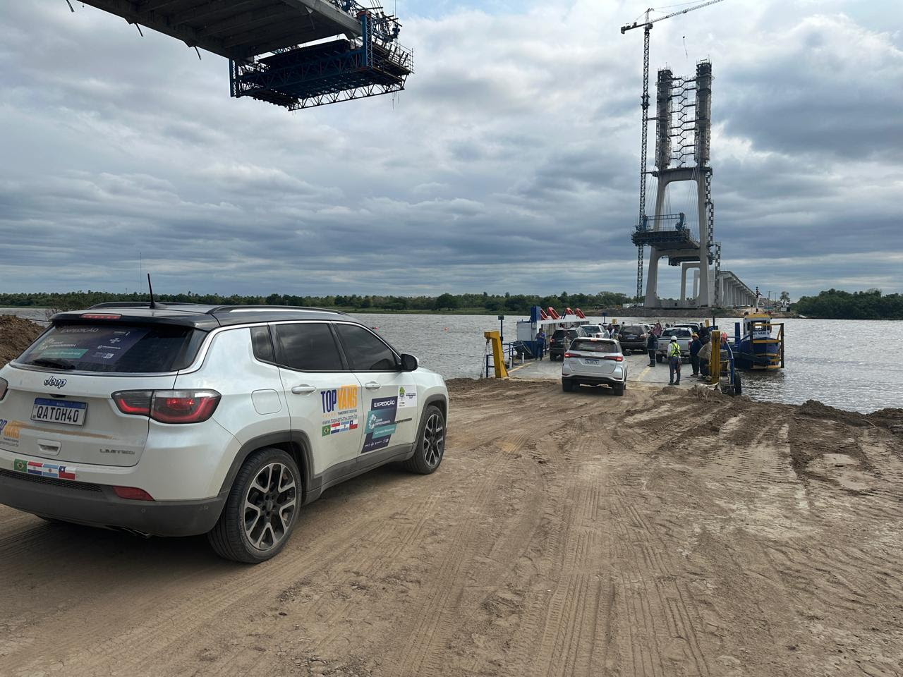 Em Porto Murtinho, grupo visitou as obras da ponte sob o rio Paraguai e fez a travessia para o país vizinho de balsa