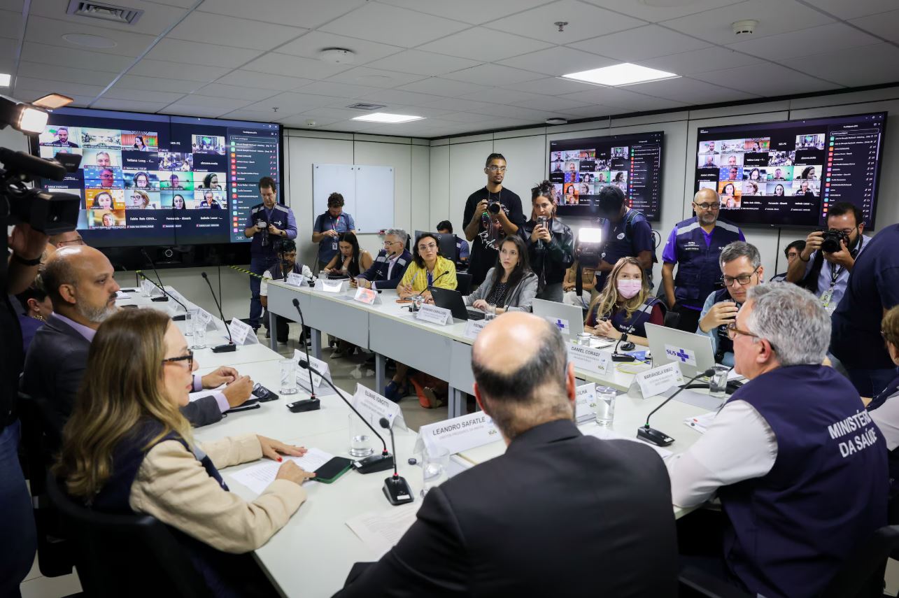 Ministério da saúde instala sala de situação e anuncia medidas diante dos casos de intoxicação por metanol.