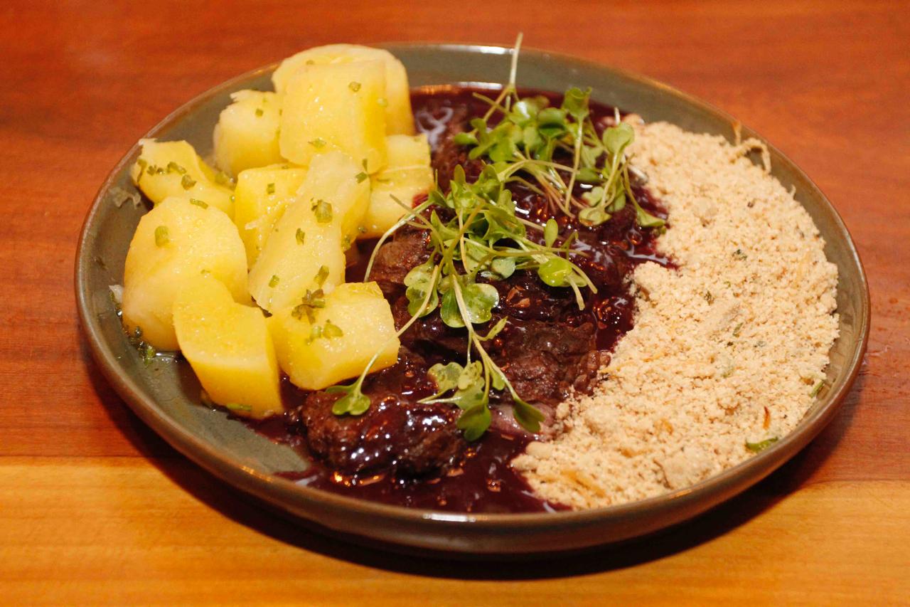  A fraldinha red com mandioca na manteiga, farofa crocante de amendoim, molho de vinho e anis