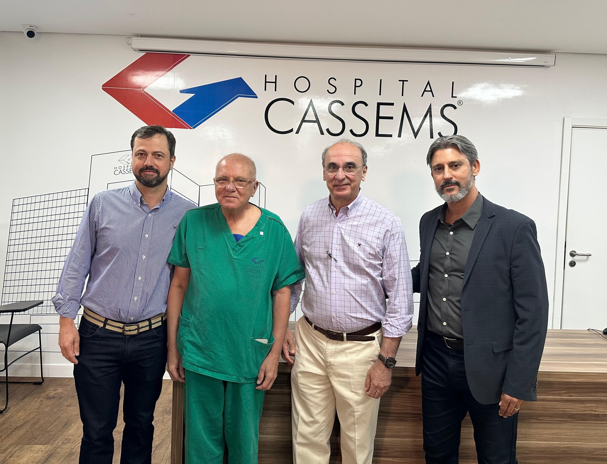 Dr. Carlos Eduardo Domene com equipe do Hospital Cassems 