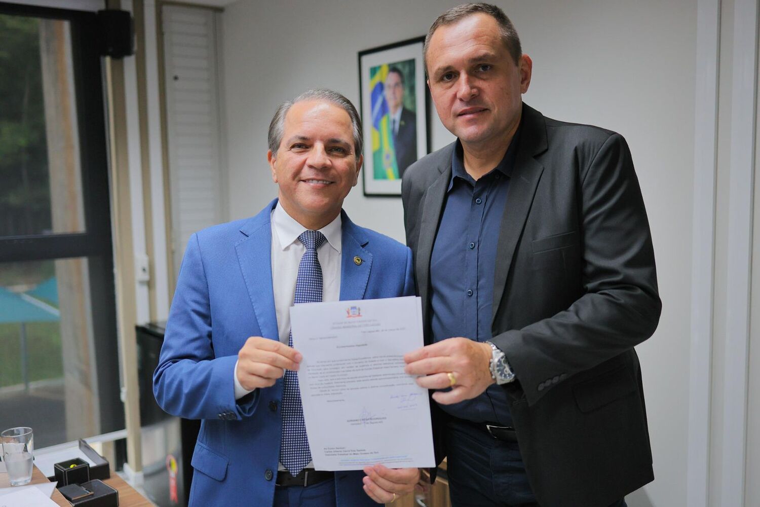 Coronel David em seu gabinete, recebendo o pedido do vereador Sargento Rodrigues, de Três Lagoas