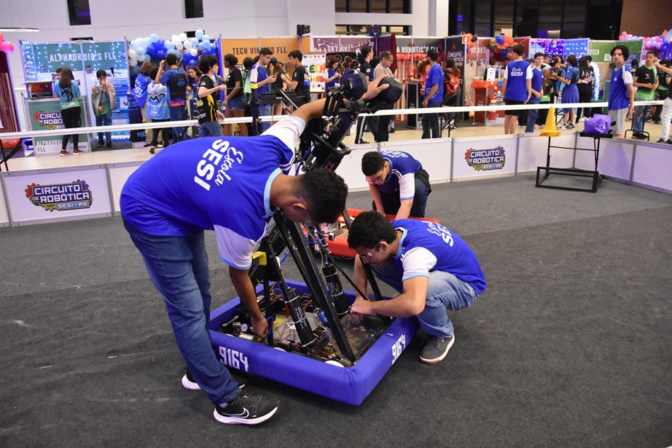 Competidores da Escola Sesi se concentram na montagem e testes do robô durante a etapa regional do torneio, classificatória para o campeonato nacional.