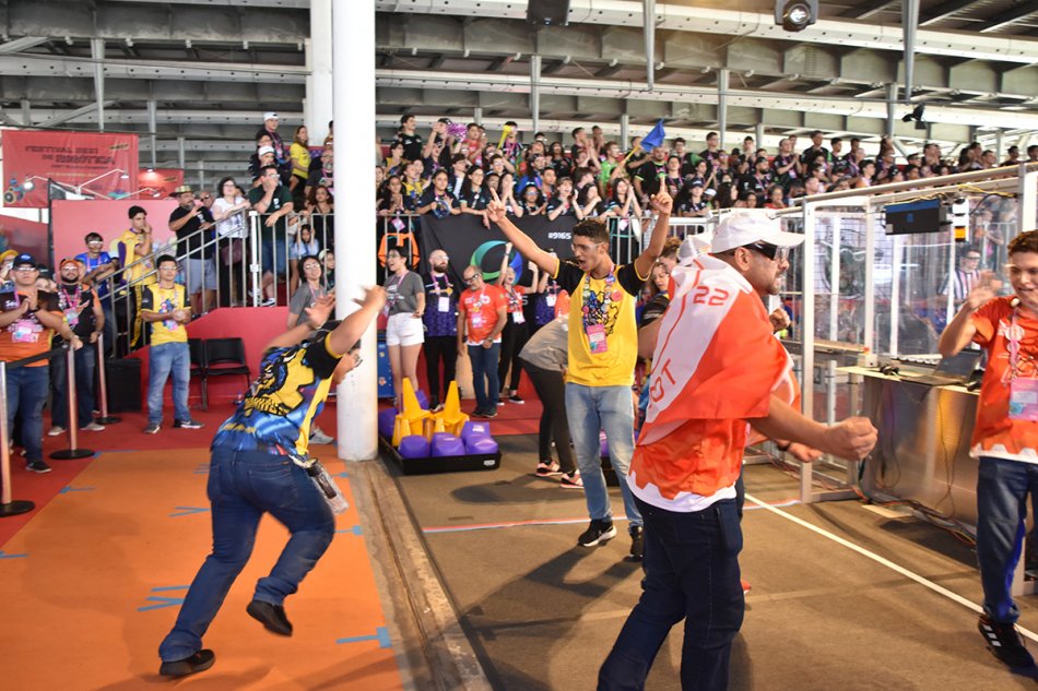 Clima de celebração toma conta do ginásio Moreninho durante o Festival Regional Sesi de Robótica, que reuniu mais de 360 alunos de diversas regiões do Brasil.