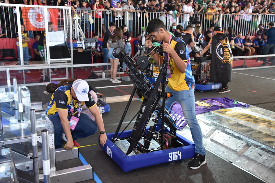 Estudantes da rede Sesi realizam os últimos ajustes técnicos no robô da equipe antes do início das disputas do Festival Regional Sesi de Robótica, em Campo Grande.