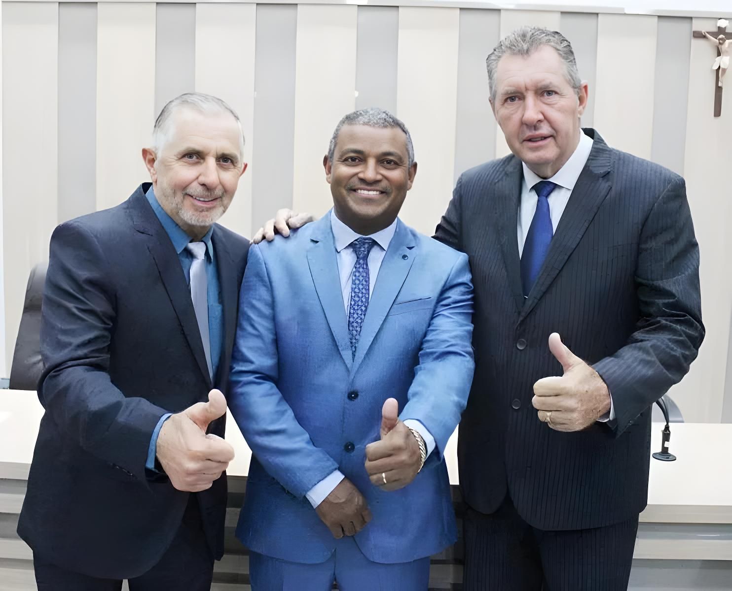 Alfredo Soares (vice-prefeito), Heliomar Klabunde (prefeito) e Claudenir Costa (presidente da Câmara) após a cerimônia de posse em Paranhos.