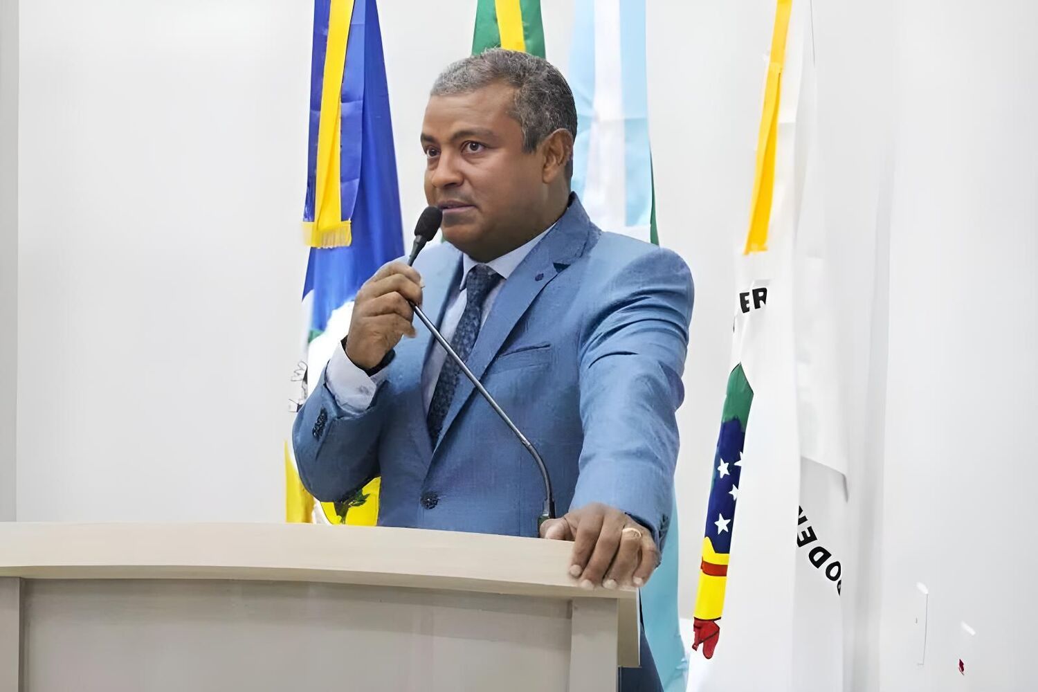 Claudenir Costa, presidente da Câmara Municipal de Paranhos, discursa durante a cerimônia de posse realizada no dia 4 de novembro de 2025.