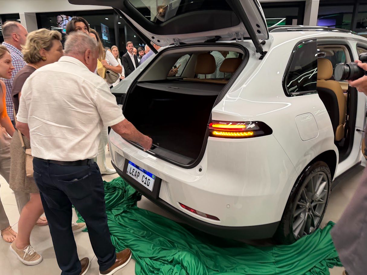 isitantes conferem de perto o porta-malas do Leapmotor C10 durante o evento de inauguração da concessionária em Campo Grande (MS). O modelo combina tecnologia, conforto e amplo espaço interno.