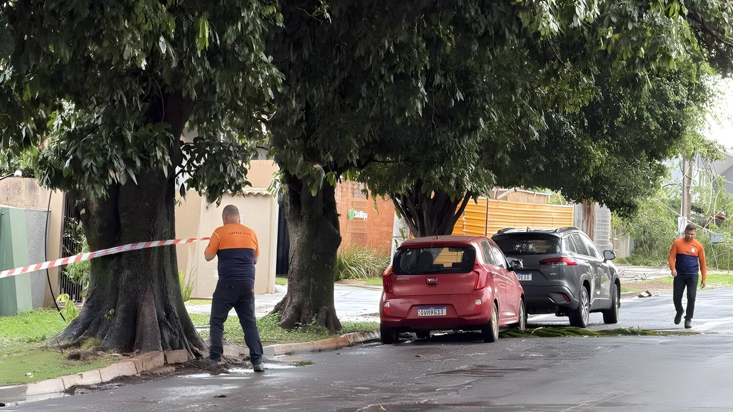Após o temporal da noite de quarta-feira, a Prefeitura de Campo Grande montou uma força-tarefa com equipes da Defesa Civil, Sisep e Guarda Civil Metropolitana.