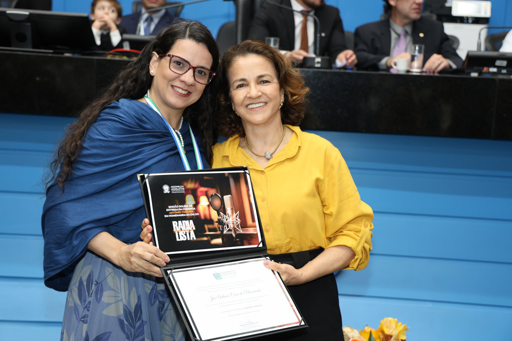 Marcela Coca (à esquerda), capitã da PMMS, reprepresentando o jornalista José Antônio Coca na entrega da comenda Antônio Conani
