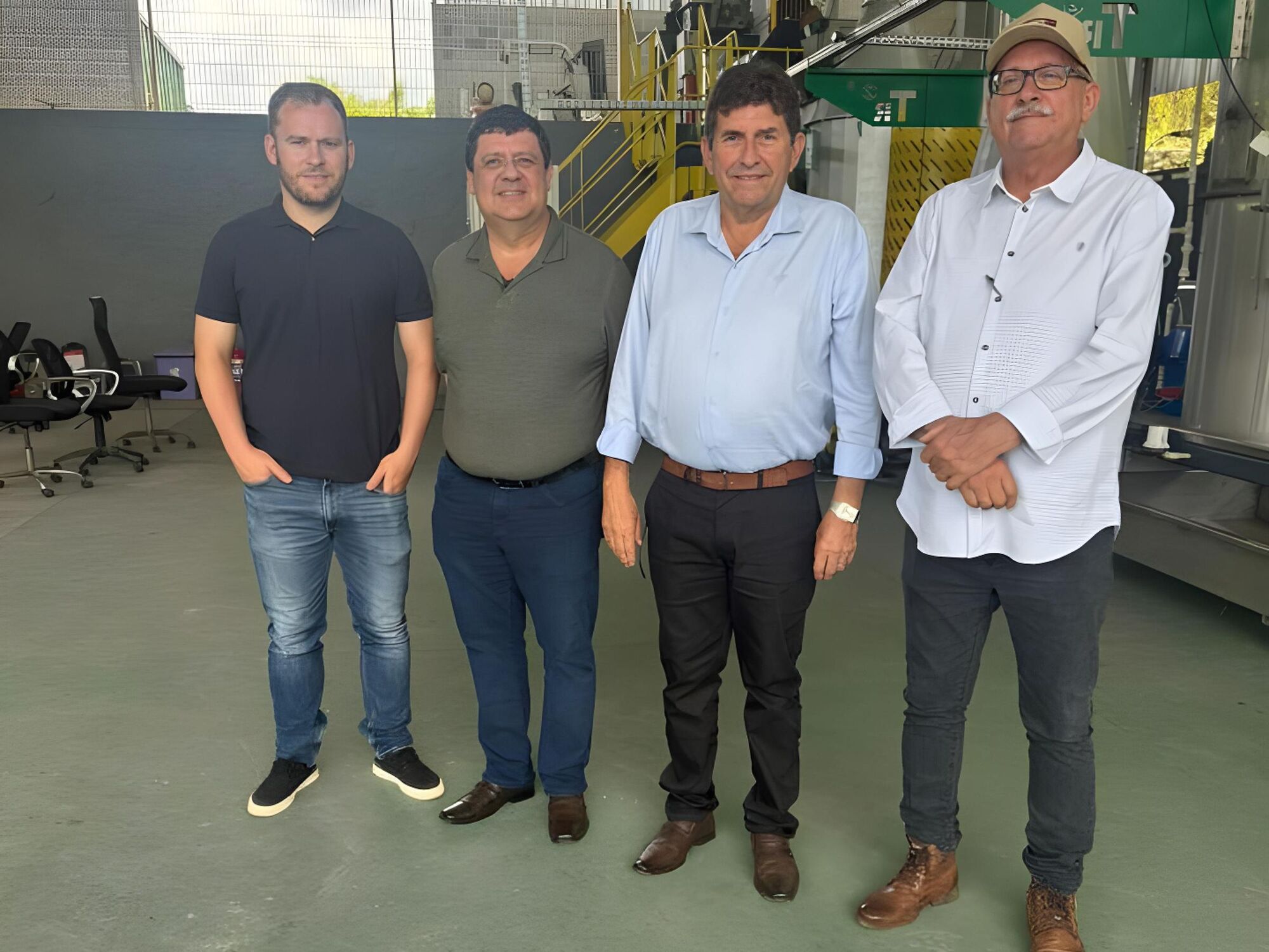 Max Machado, Cléber Pacheco, prefeito Antônio Ângelo Garcia dos Santos (Toninho da Cofapi) e o secretário Gilmarez Leal