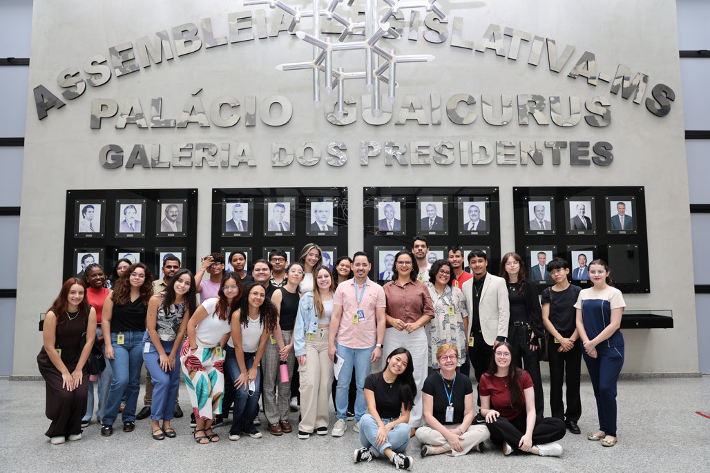 Acadêmicos de Jornalismo da UFMS visitaram  ALEMS a convite da deputada Gleice Jane 