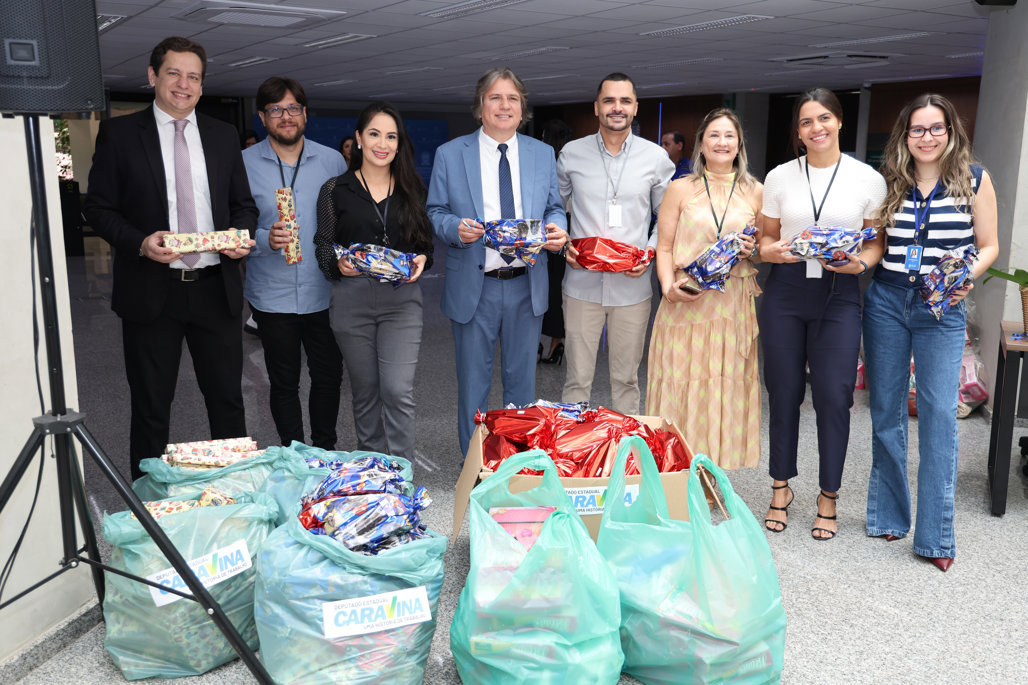 Equipe do deputado Caravina contribuiu com 260 brinquedos