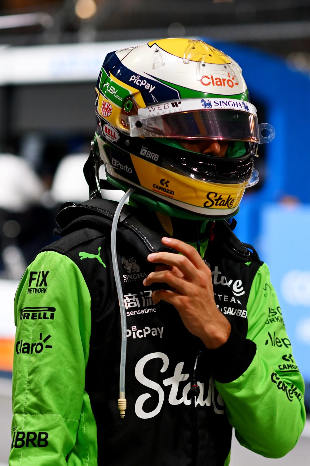 A atual estrela brasileira da Fórmula 1, Gabriel Bortoleto, também presta homenagem ao seu país e ao seu ídolo, Senna, com o design de seu capacete.