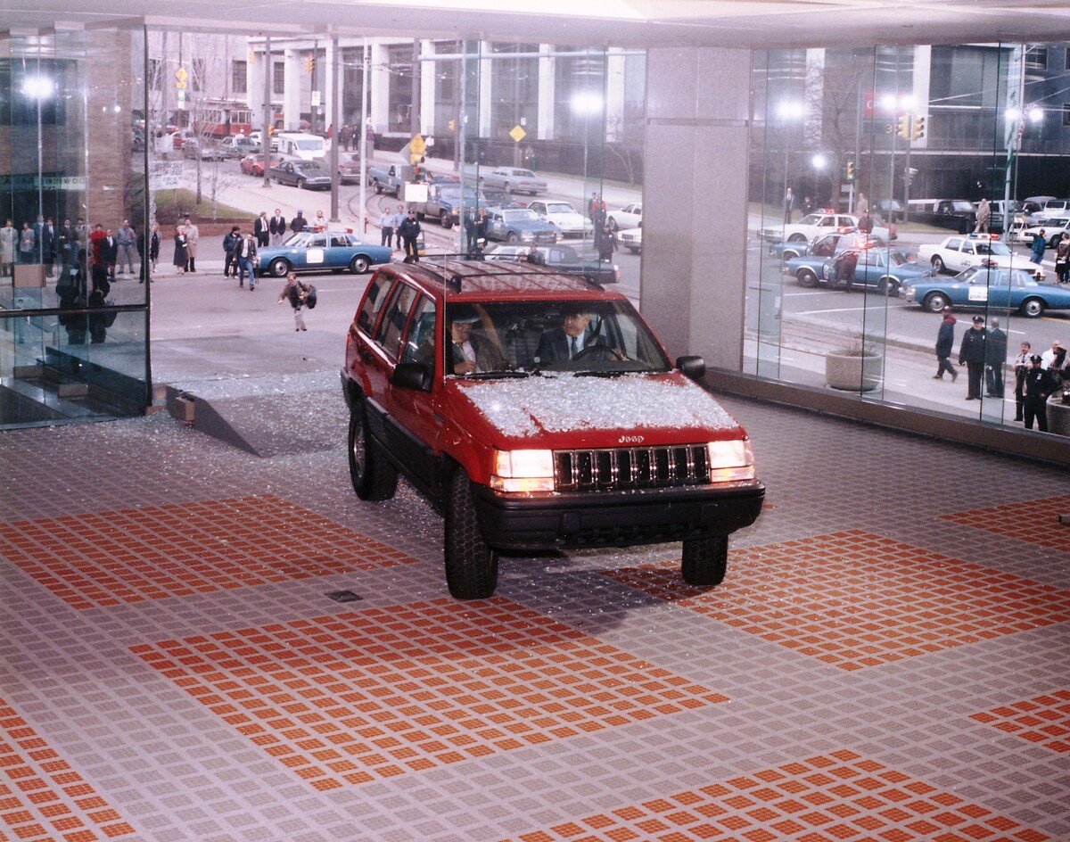Grand Cherokee subiu as escadas do Cobo Hall, em Detroit em 1992 - (Foto: Reprodução)