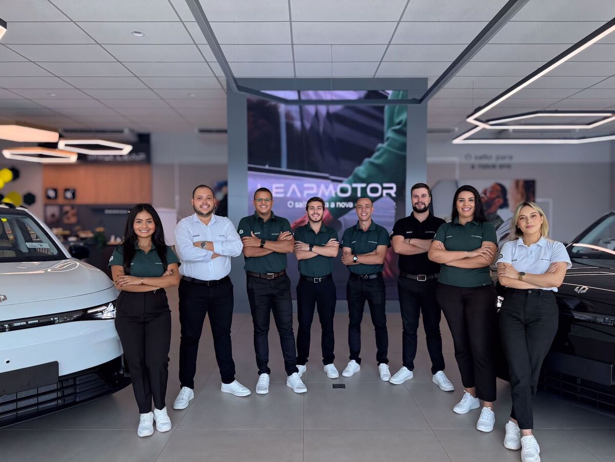 Equipe comercial da Leapmotor Enzo pronta para atender os clientes em Campo Grande.
