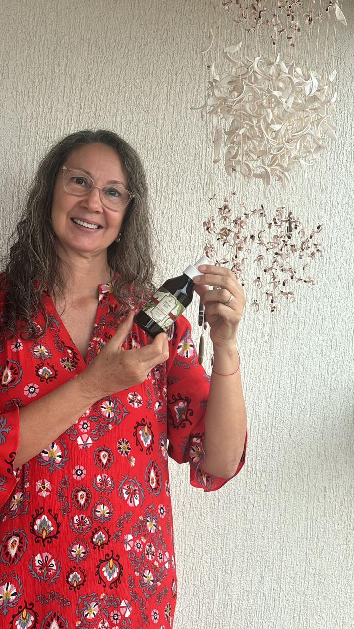 A artesã Sandra Tonini apresenta seus hidrolatos e tinturas naturais, produzidos artesanalmente, que estarão à venda no Bazar de Natal da Casa Amarela, em Campo Grande.