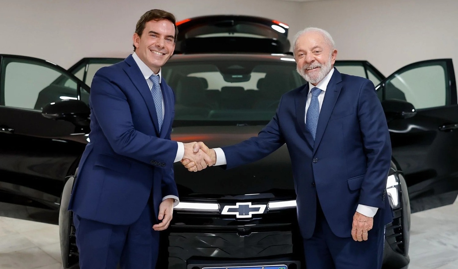 Fabio Rua, da GM, entrega veículos ao presidente Lula. Brasil terá comboio oficial 100% elétrico.