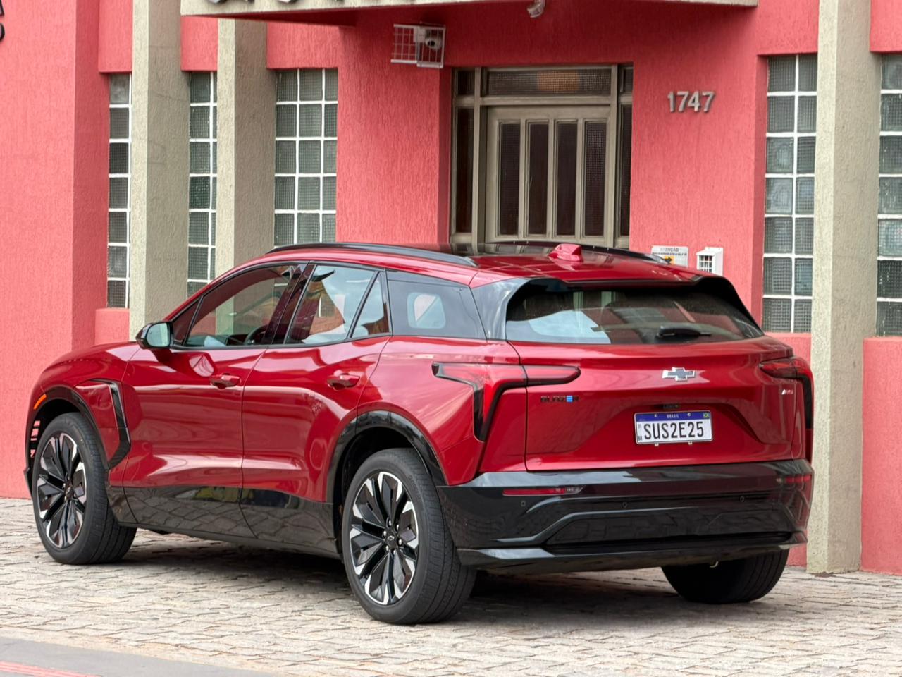 Design combina linhas robustas com detalhes esportivos. Rodas de 21 polegadas e lanternas em LED marcam a traseira.