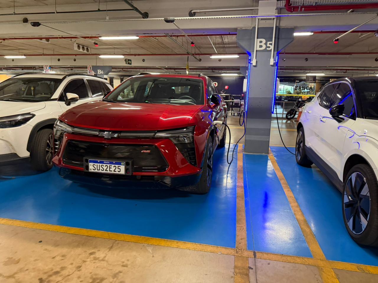 Chevrolet Blazer EV em ponto de recarga no piso B5 de shopping em Campo Grande. Modelo tem autonomia de 481 km.