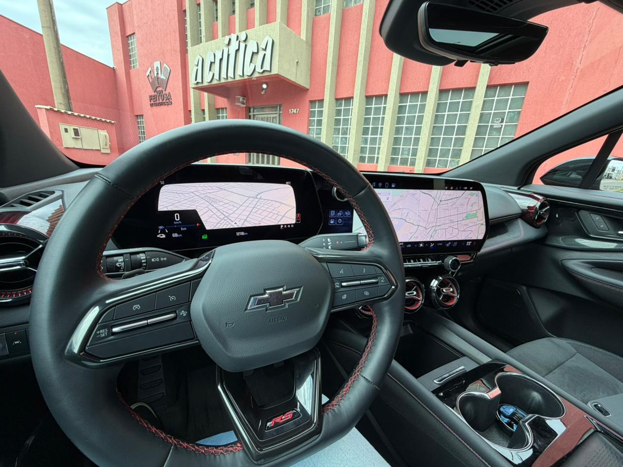 Interior traz telas de 17,7 e 11 polegadas com Google integrado. Modelo dispensa chave para ligar.