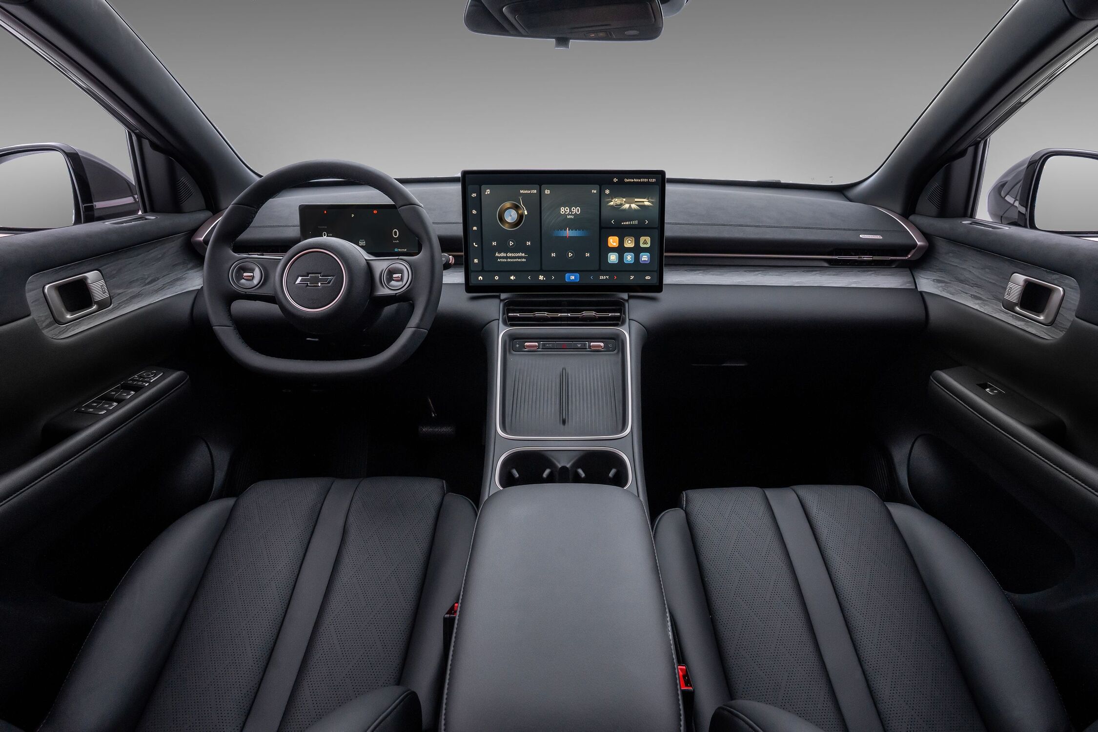 Interior sofisticado do Captiva EV, com duas telas digitais e acabamento refinado