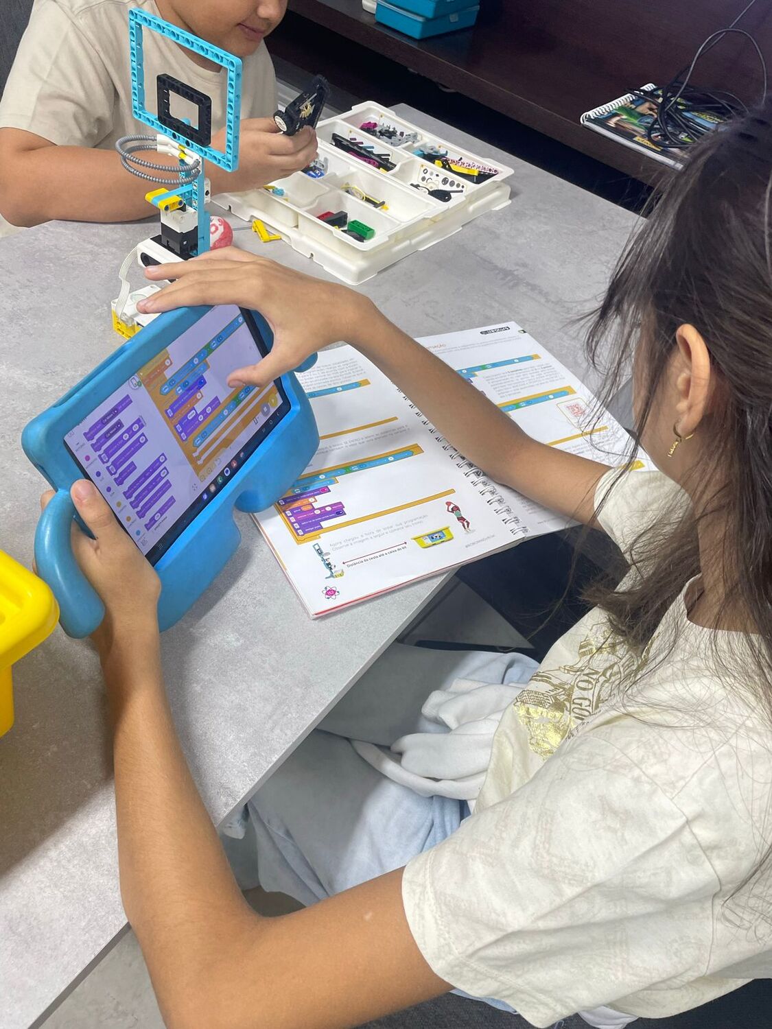 Competição de robótica acontece no Shopping Bosque dos Ipês e mostra como tecnologia e criatividade estão transformando o ensino.