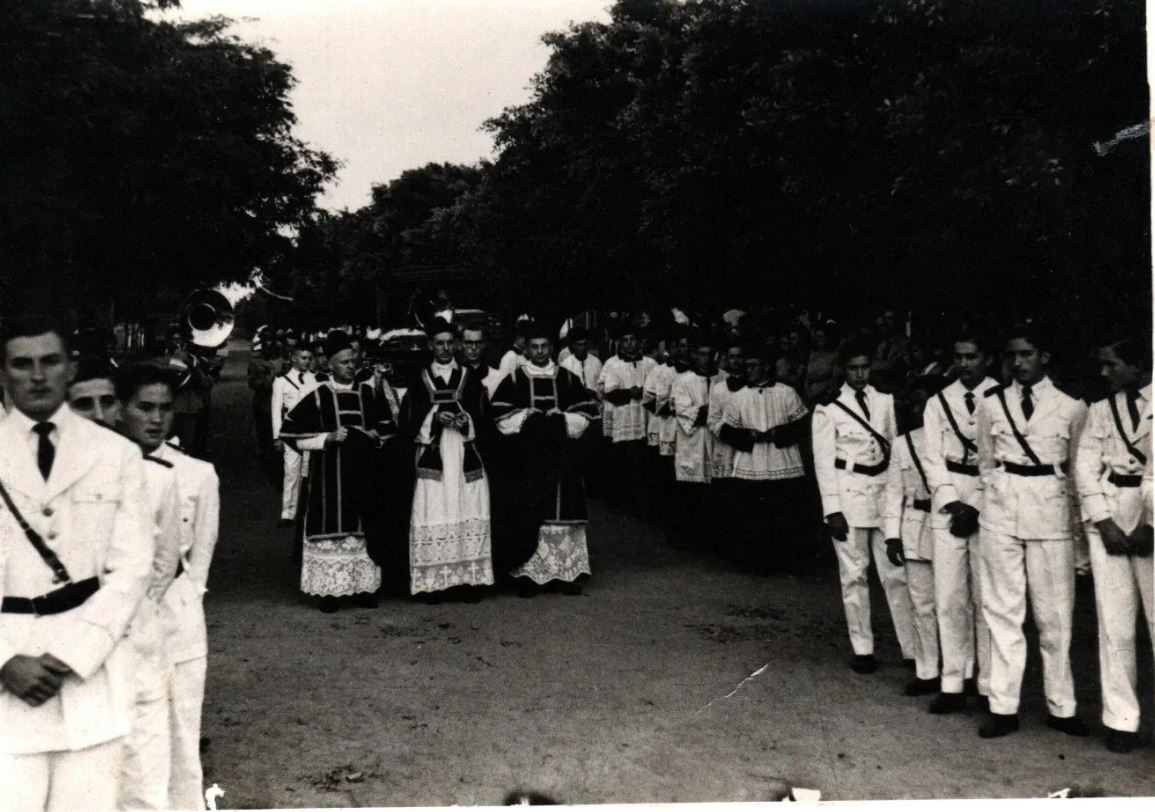 Multidão acompanha o cortejo fúnebre de Padre João Crippa pelas ruas de Três Lagoas. A imagem histórica revela o impacto de sua morte na comunidade local.