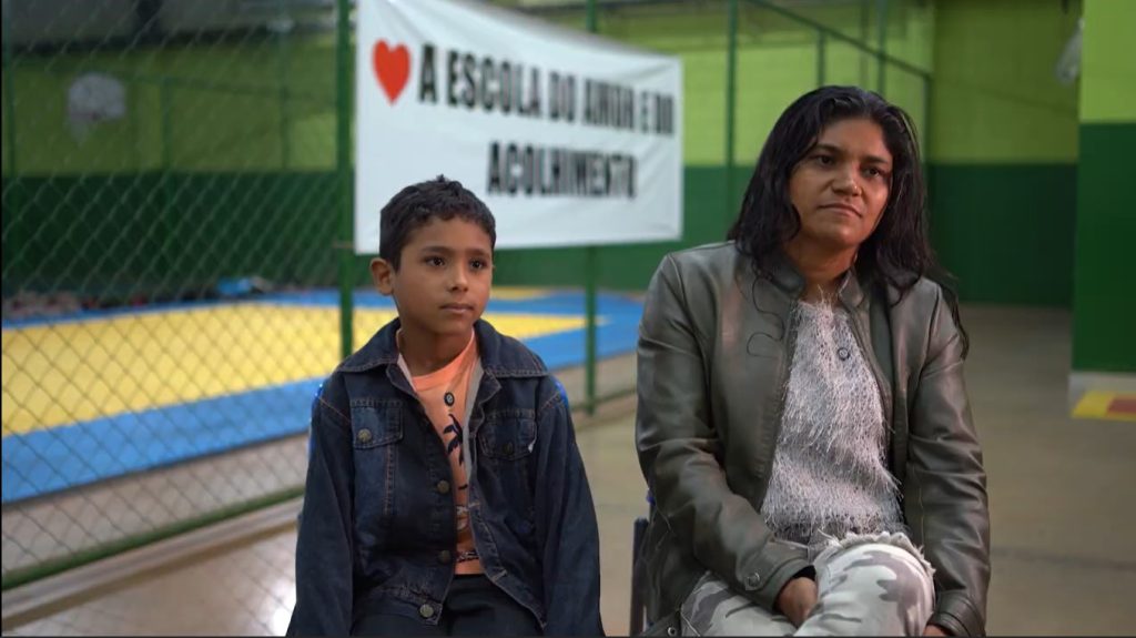 Lucinéia, ao lado do filho 