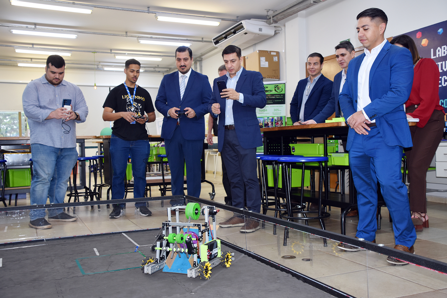Comitiva boliviana visita laboratório do Senai e conhece projetos desenvolvidos por alunos da área de robótica.