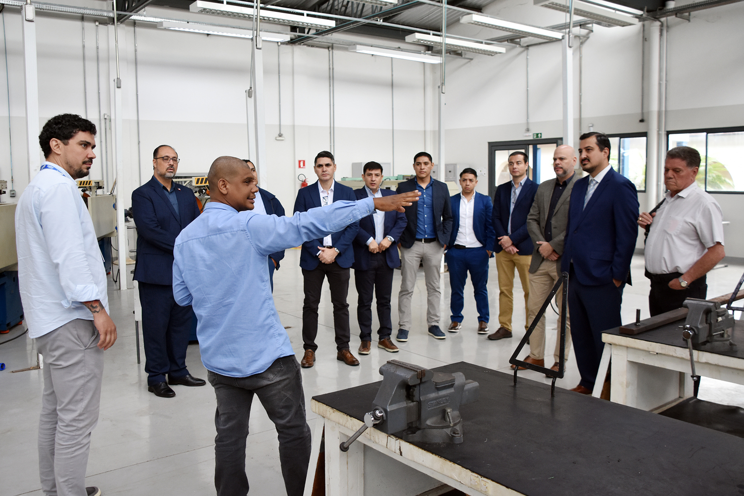 Empresários da Bolívia acompanham apresentação técnica sobre o funcionamento dos laboratórios do Senai.