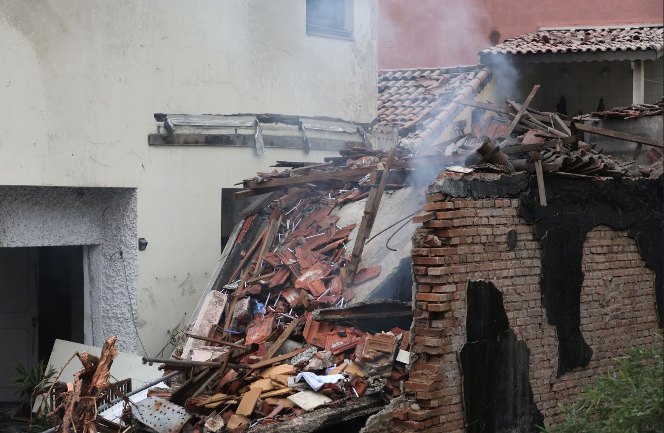 Destruição é vista na manhã desta sexta-feira, 14, devido uma explosão que causou um incêndio na noite de quinta-feira, 13, na região do Tatuapé. Foto: Fábio Vieira/Estadão
