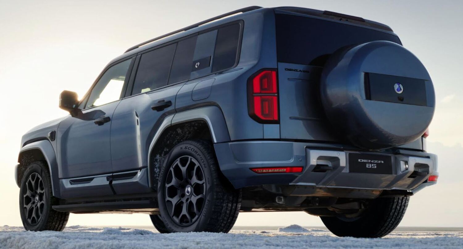 Traseira robusta do Denza B5 destaca o estepe externo e as linhas inspiradas no design off-road moderno.