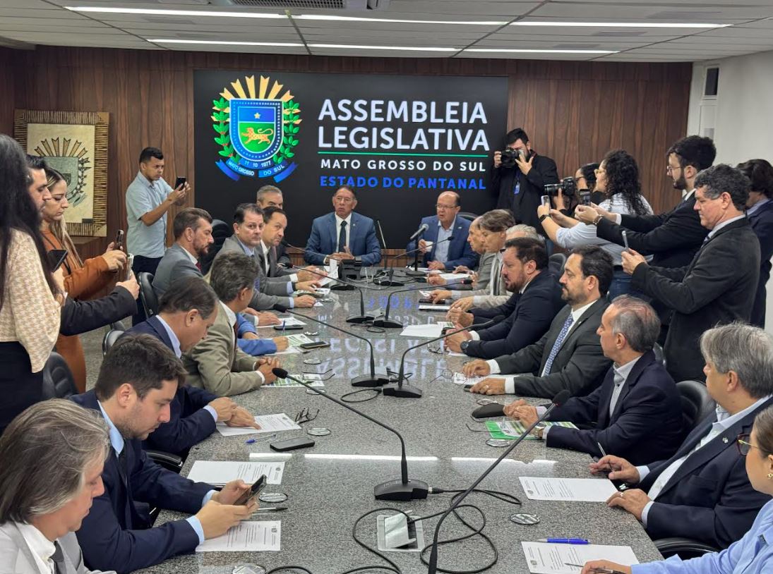 Reunião na Assembleia Legislativa reúne deputados e equipe do governo durante apresentação das emendas parlamentares para 2026.