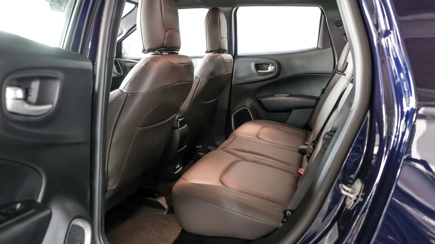 Interior da versão Ranch traz bancos de couro marrom e espaço adequado para cinco ocupantes, com conforto tanto na cidade quanto na estrada.