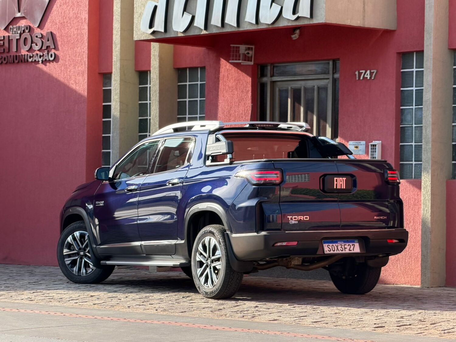 Visual traseiro da Toro Ranch 2.2 TD, com destaque para as lanternas translúcidas e acabamento cromado, em avaliação na capital sul-mato-grossense.