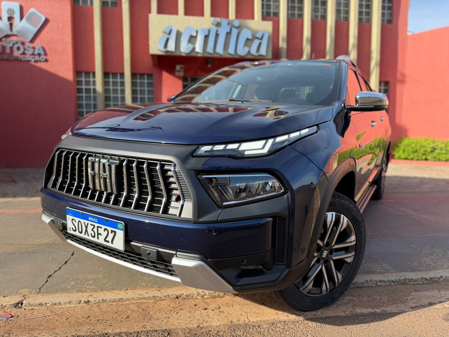 Frente renovada aproxima a Toro do estilo europeu da Fiat, com faróis full LED e nova grade que marcam o visual da linha 2026.