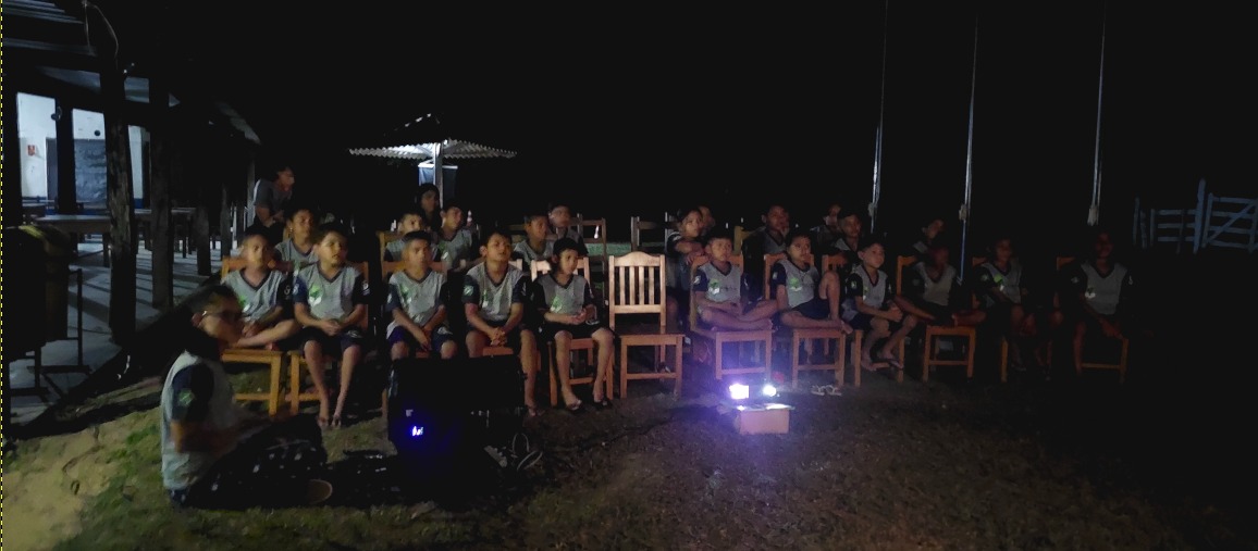 Plateia formada por estudantes acompanha sessão comunitária promovida pelo Cineclube Cinema de Sala, projeto que deu origem à mostra que circulará por Corumbá, Ladário e Puerto Quijarro.