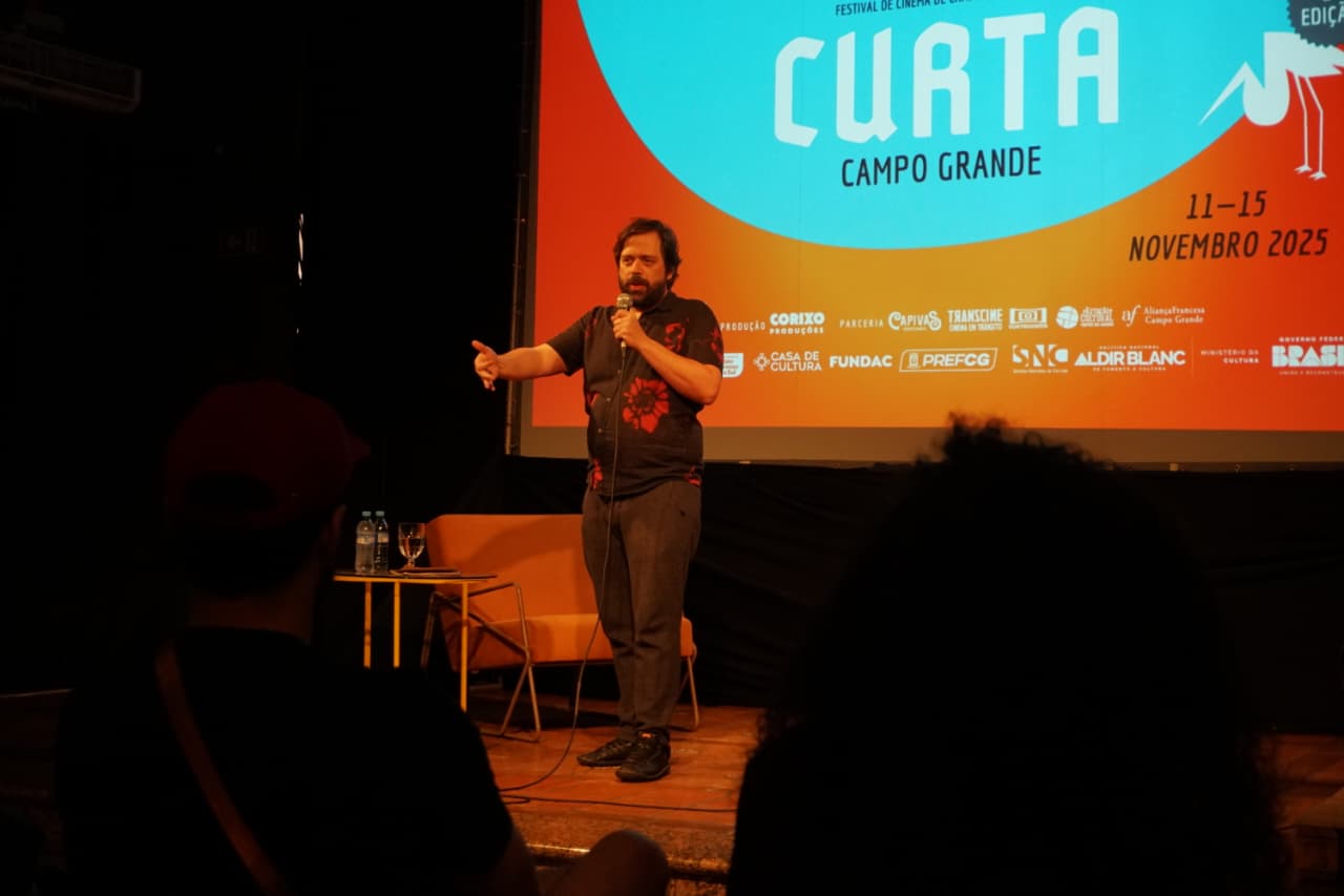 Diretor Dannon Lacerda apresenta a programação no palco principal do evento.