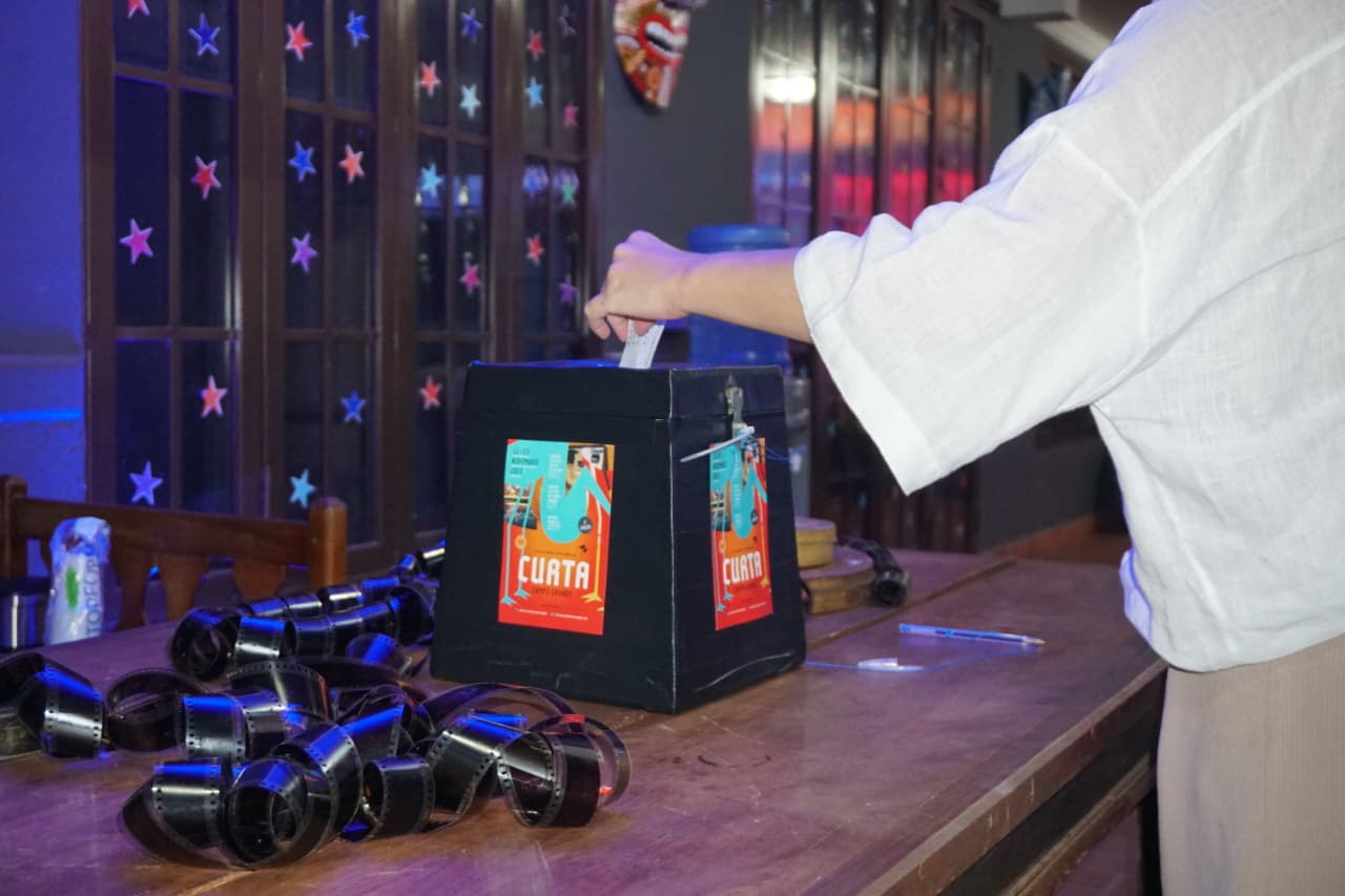 Troféus Tuiuiú preparados para a cerimônia de premiação dos filmes vencedores.