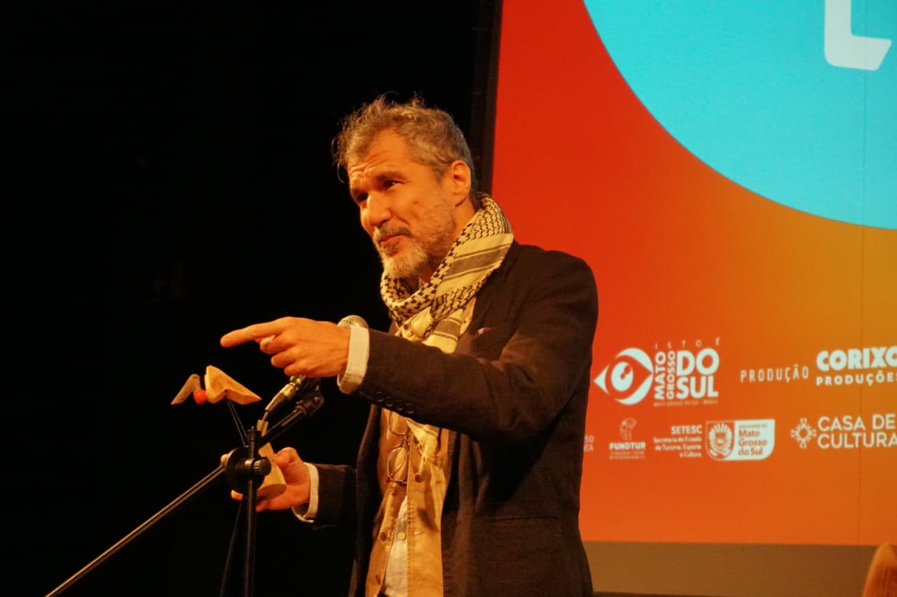 Cineasta Fernando Coimbra ministra Aula Magna sobre direção cinematográfica e compartilha sua trajetória no cinema.