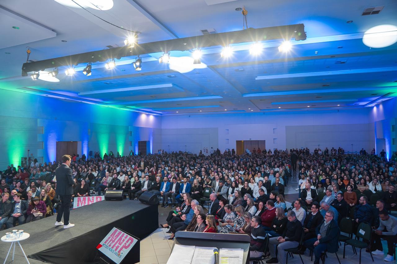 O educador se dedica a palestras, cursos e treinamentos voltados ao fortalecimento emocional de professores,