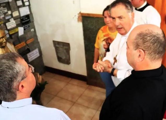 Dom Dimas conversa com fiéis diante do memorial de Padre João Crippa na Igreja São José, em Campo Grande, local onde estão os restos mortais do missionário salesiano.
