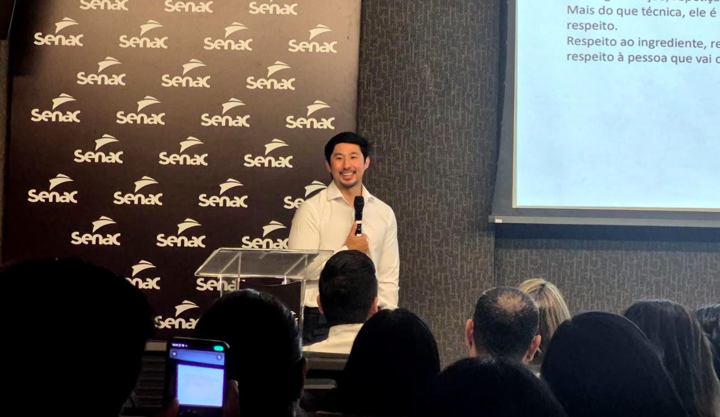 Confeiteiro e ex-MasterChef Cesar Yukio discute identidade gastronômica e criatividade em apresentação interativa.