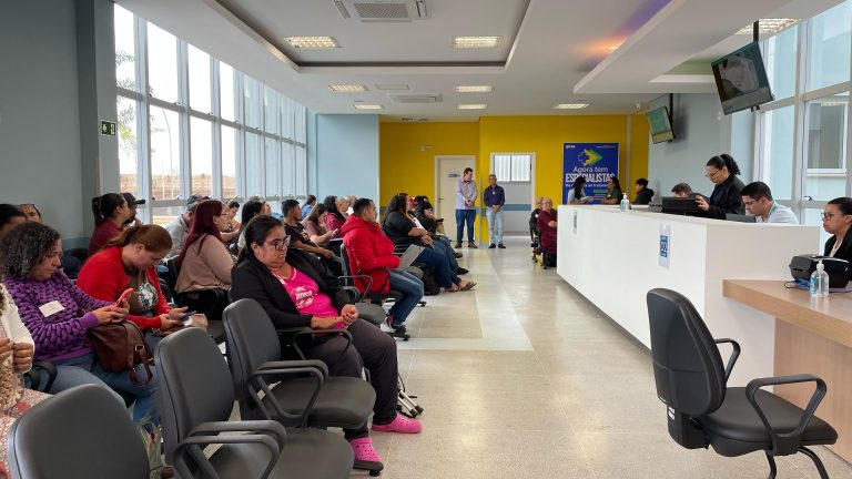 Pacientes aguardam atendimento na Policlínica Cone Sul, em Dourados 