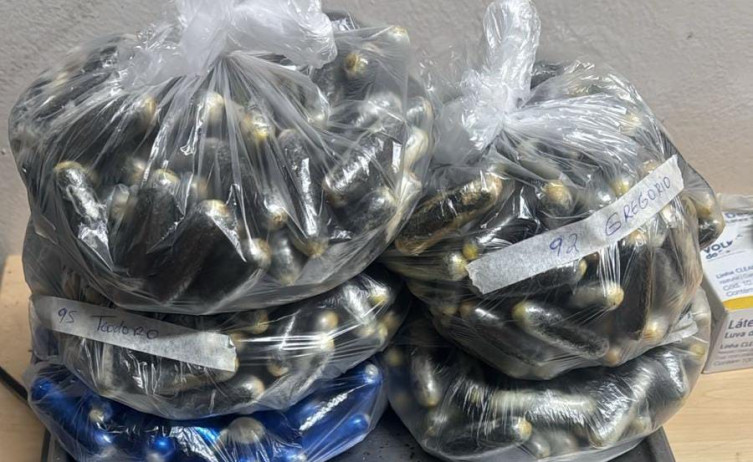 Cápsulas de pasta base de cocaína ingeridas pelos suspeitos totalizaram 5,6 quilos da droga