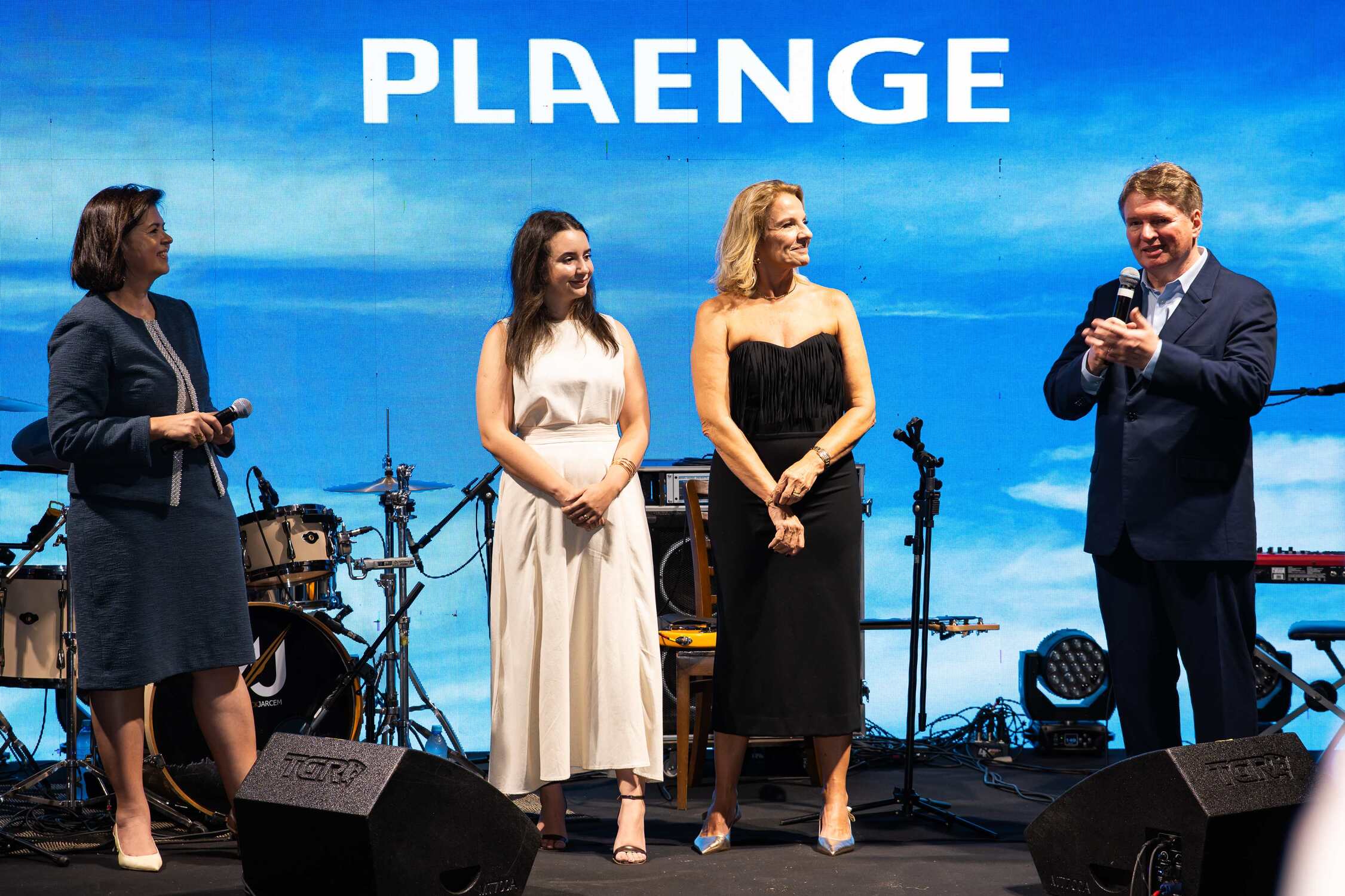 Valéria Gabas e Édison Holzmann homenageando Ada Lima e Ellen Travasso.